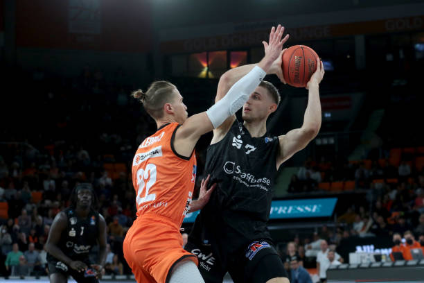 至前场直塞 至前场直塞